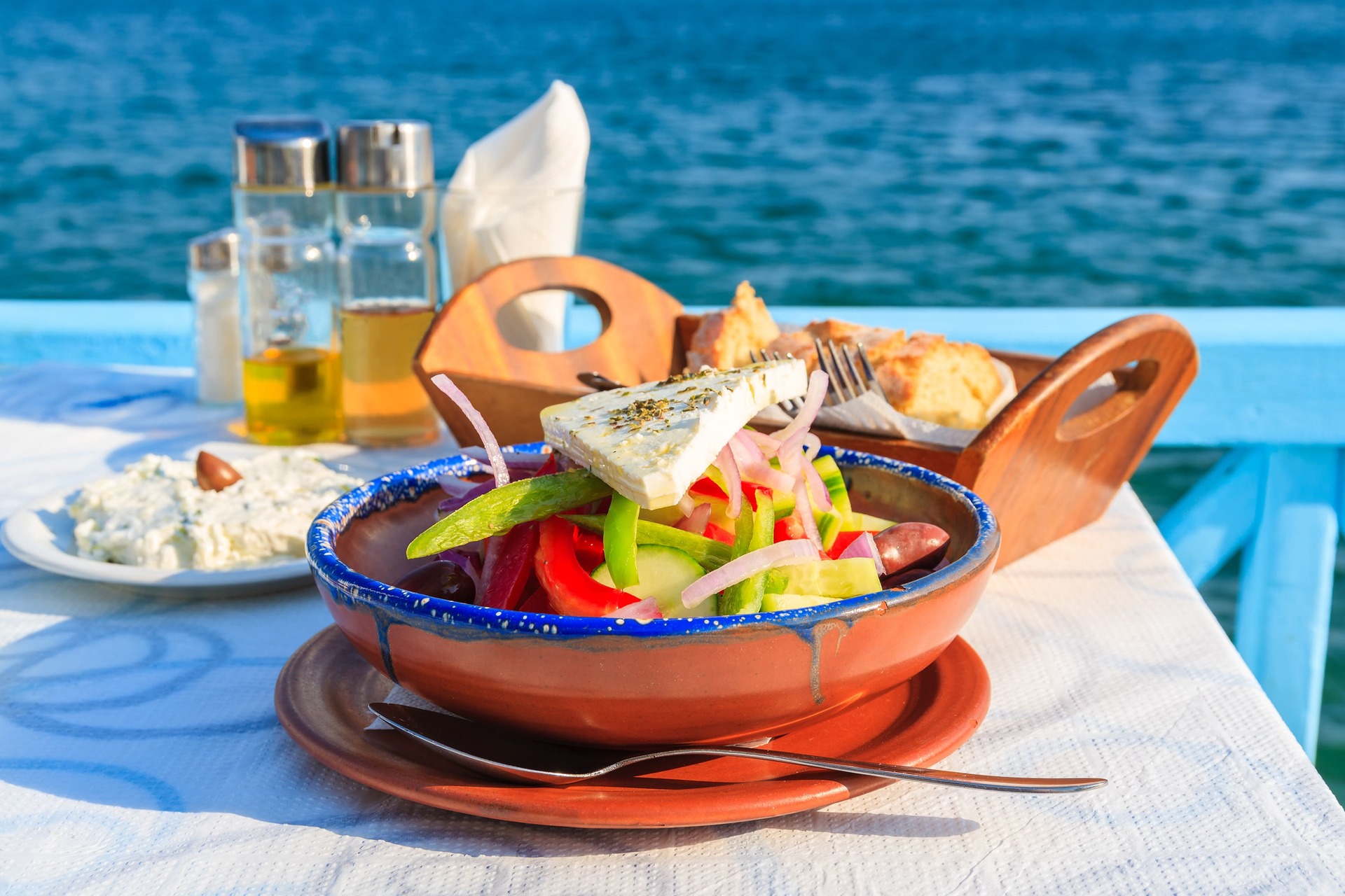 Yerel Yunan meze ve deniz urunleri