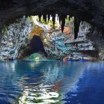 Melissani yeralti goulu, turkuaz su ve tekne