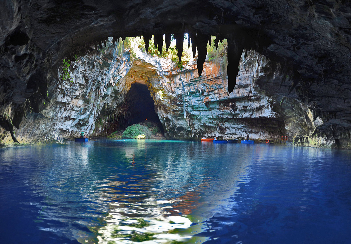 Melissani yeralti goulu, turkuaz su ve tekne