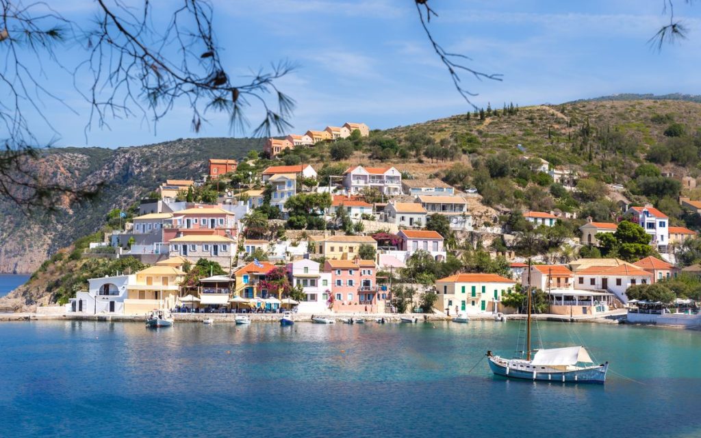 Myrtos Plaji dik ucurumlar arasindan turkuaz su ve beyaz cakil, Kefalonya
