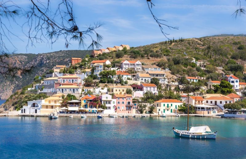 Myrtos Plaji dik ucurumlar arasindan turkuaz su ve beyaz cakil, Kefalonya